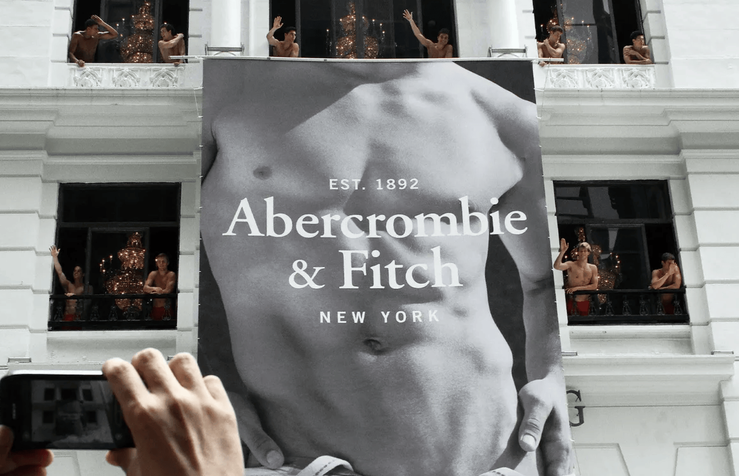 A&F前任CEO涉嫌性侵百名男模,曾推动肌肉猛男营销