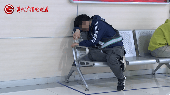 贵阳阿姨骑车被撞,在医院苦坐19小时无法治疗?肇事者:我也没钱