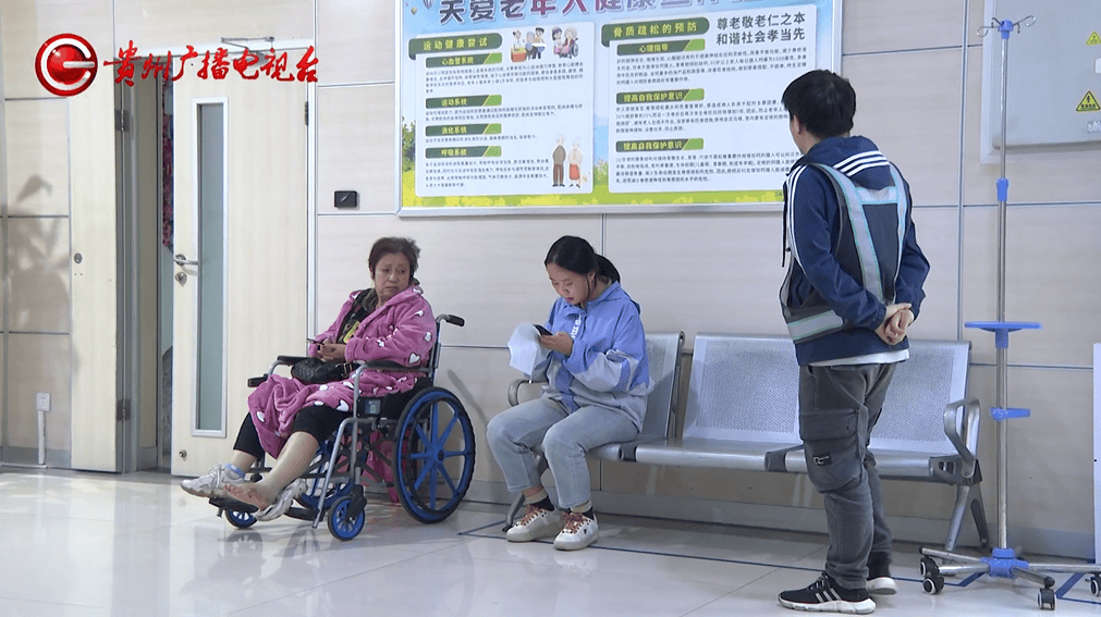 贵阳阿姨骑车被撞,在医院苦坐19小时无法治疗?肇事者:我也没钱