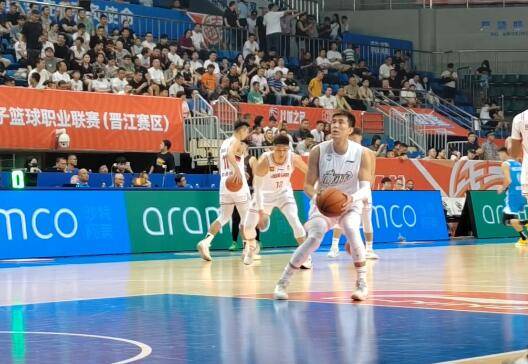 焦泊乔28+11郭艾伦11分 广州击败福建赛季首胜