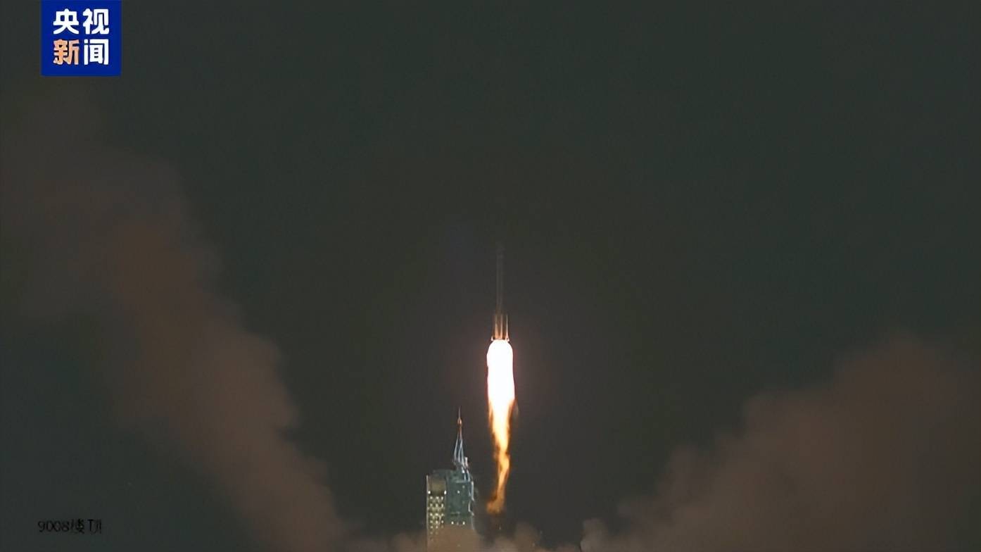 “90后”初上太空!“敦煌的女儿”樊锦诗现身出征仪式,见证神舟十九号发射高燃瞬间