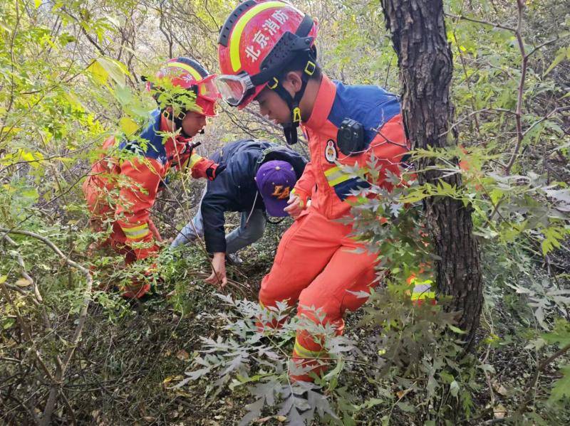 男子在虎头山树林中不慎迷路 北京石景山消防搜山救人