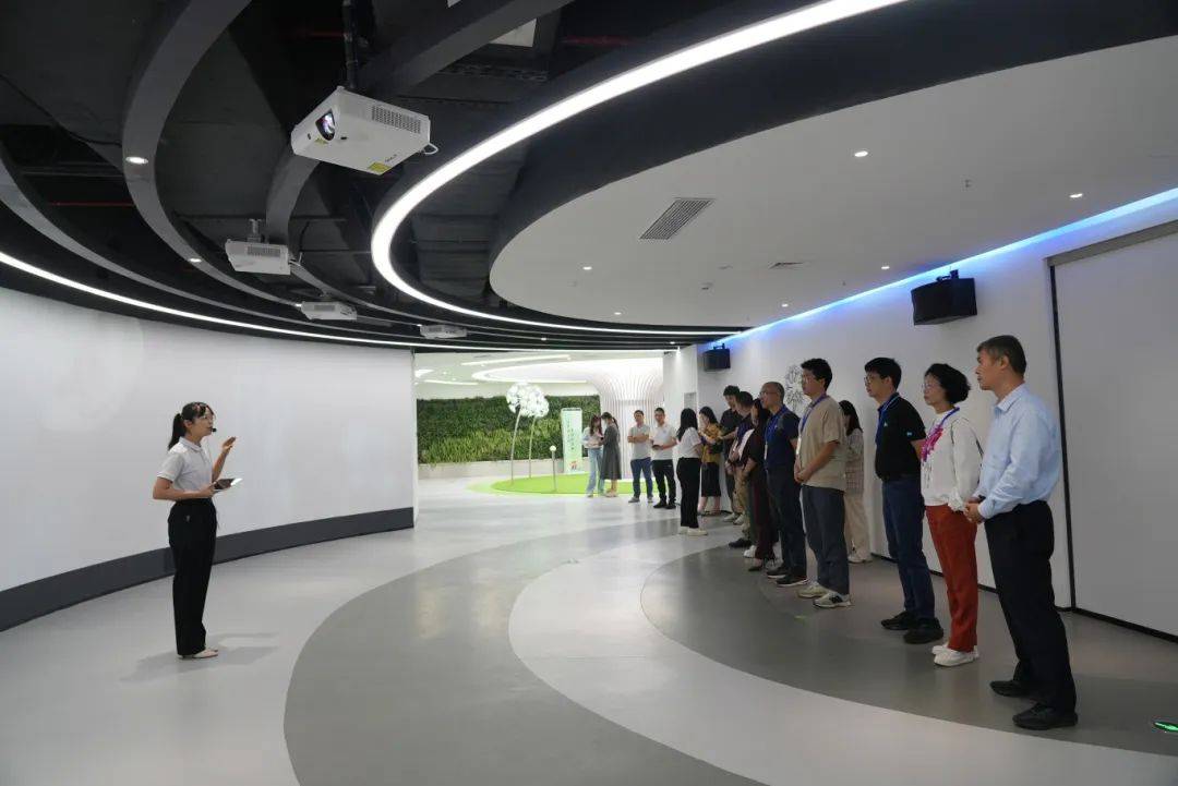 “我们还是分了吧”!深圳一场馆内,这段对话惹笑众人