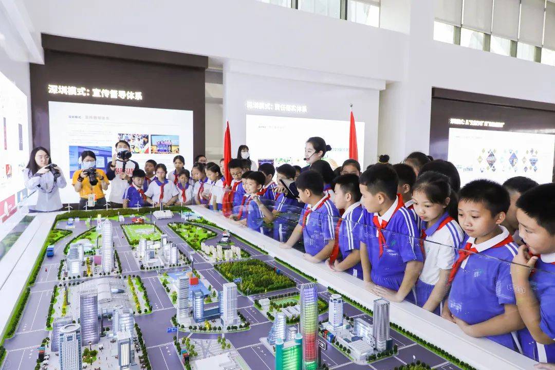 “我们还是分了吧”!深圳一场馆内,这段对话惹笑众人