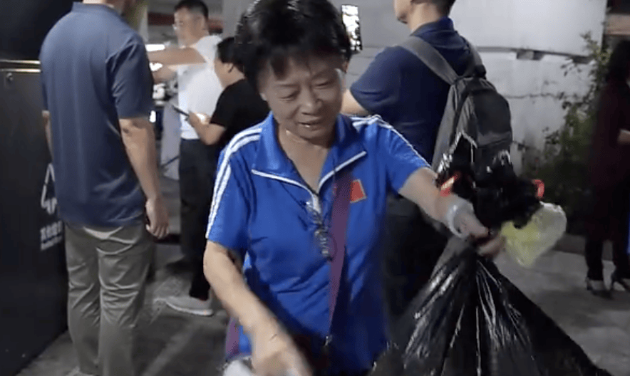 “我们还是分了吧”!深圳一场馆内,这段对话惹笑众人