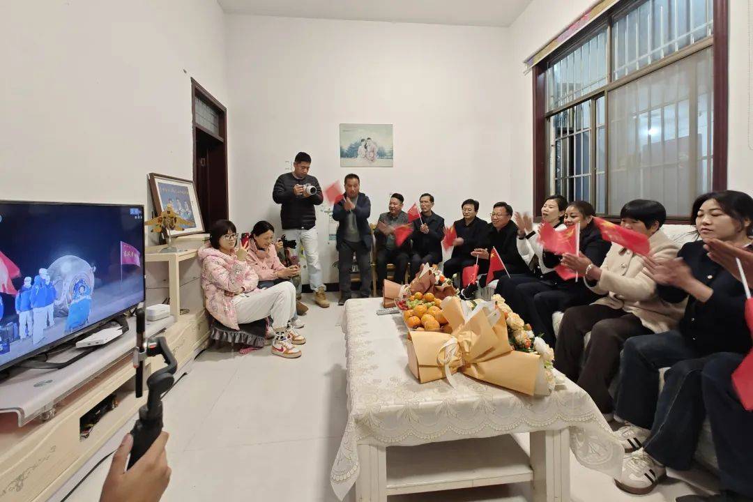 刚刚!徐州籍航天员李广苏顺利出舱!欢迎回家!