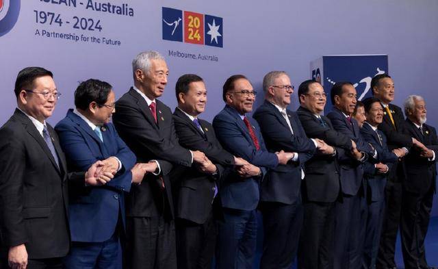 菲妄图吞下整个南沙群岛,下一秒,讽刺一幕出现