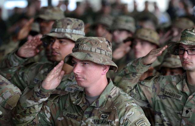 菲妄图吞下整个南沙群岛,下一秒,讽刺一幕出现