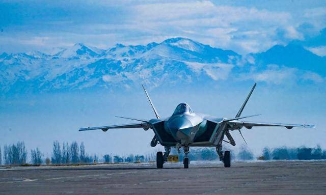 解放军西部战区拉出15架歼-20,印度空军20年追不上!