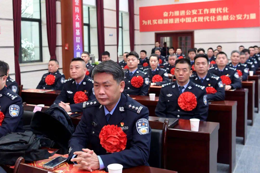 深夜,派出所所长昏倒在副所长寝室门外……