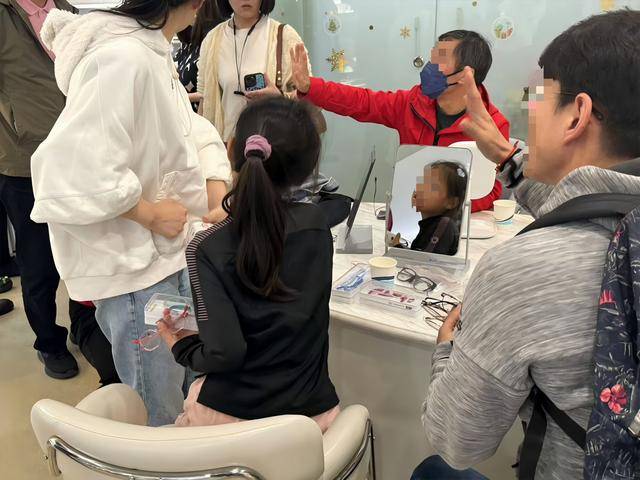 独家|唯儿诺疑陷“挤兑潮”:消费者恐慌抢兑镜框、基层员工称确有欠薪