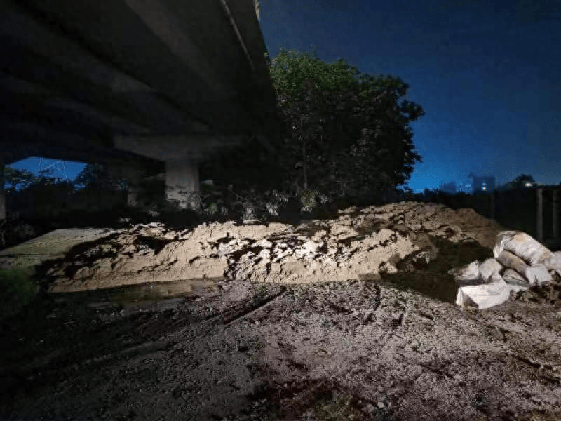 吊销证照!广州白云城管依法收回某企业全部建废运输车辆标识