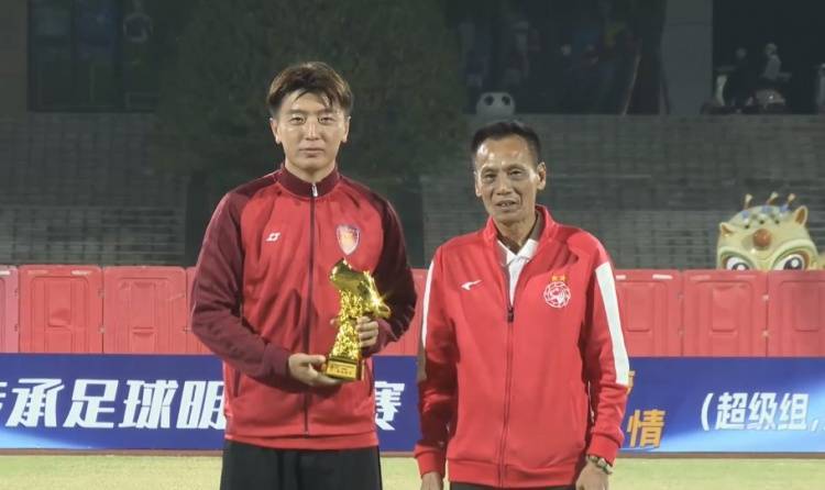 老甲A超级组颁奖:四川、广州、辽宁获冠亚季军,杨旭最佳射手