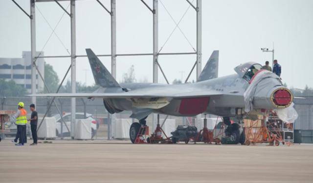 俄罗斯真实在!苏57拆下雷达罩,弹舱打开随便看,背后用意不一般