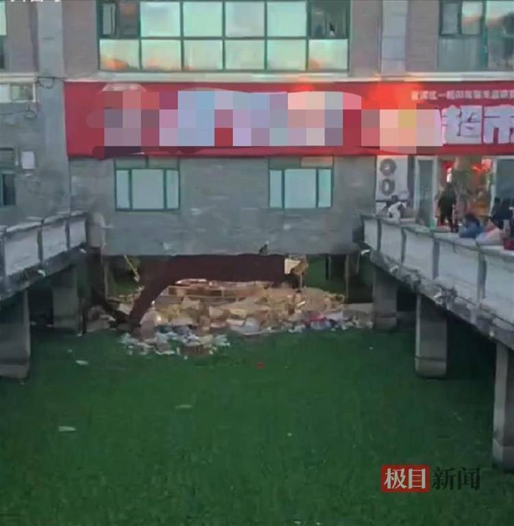 昆明一超市开业6天就地面塌陷,有顾客称坠河受伤,店铺已暂时停业