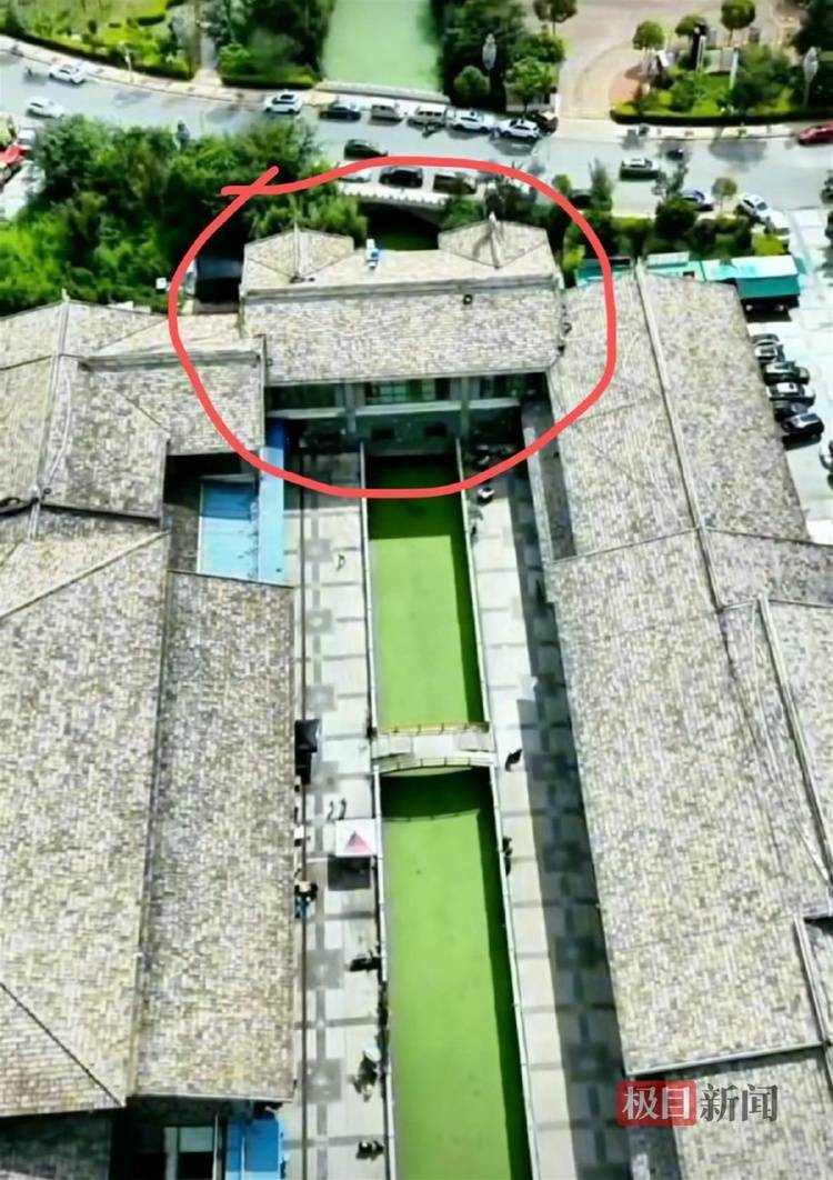 昆明一超市开业6天就地面塌陷,有顾客称坠河受伤,店铺已暂时停业