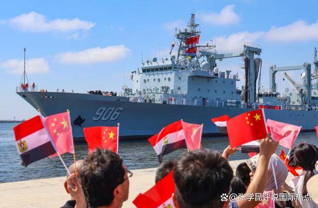 胡塞强攻8小时,大炮对准美航母,逃窜的美军,躲进了解放军编队