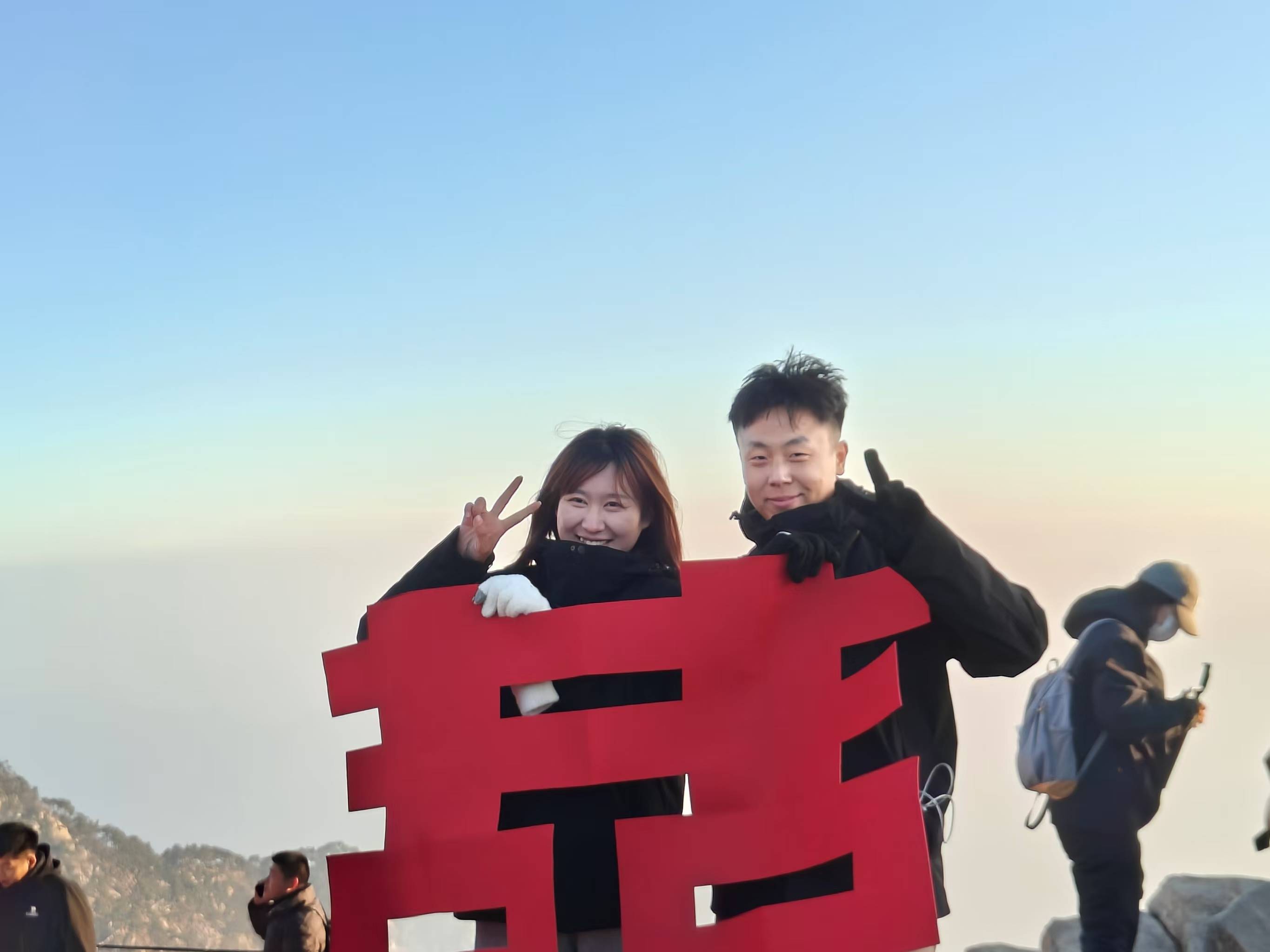 山东小伙在泰山山顶求婚，路人送上高脚杯和酒：普通求婚升华了