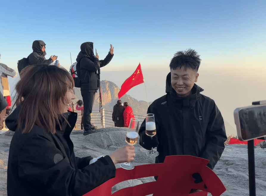 山东小伙在泰山山顶求婚，路人送上高脚杯和酒：普通求婚升华了