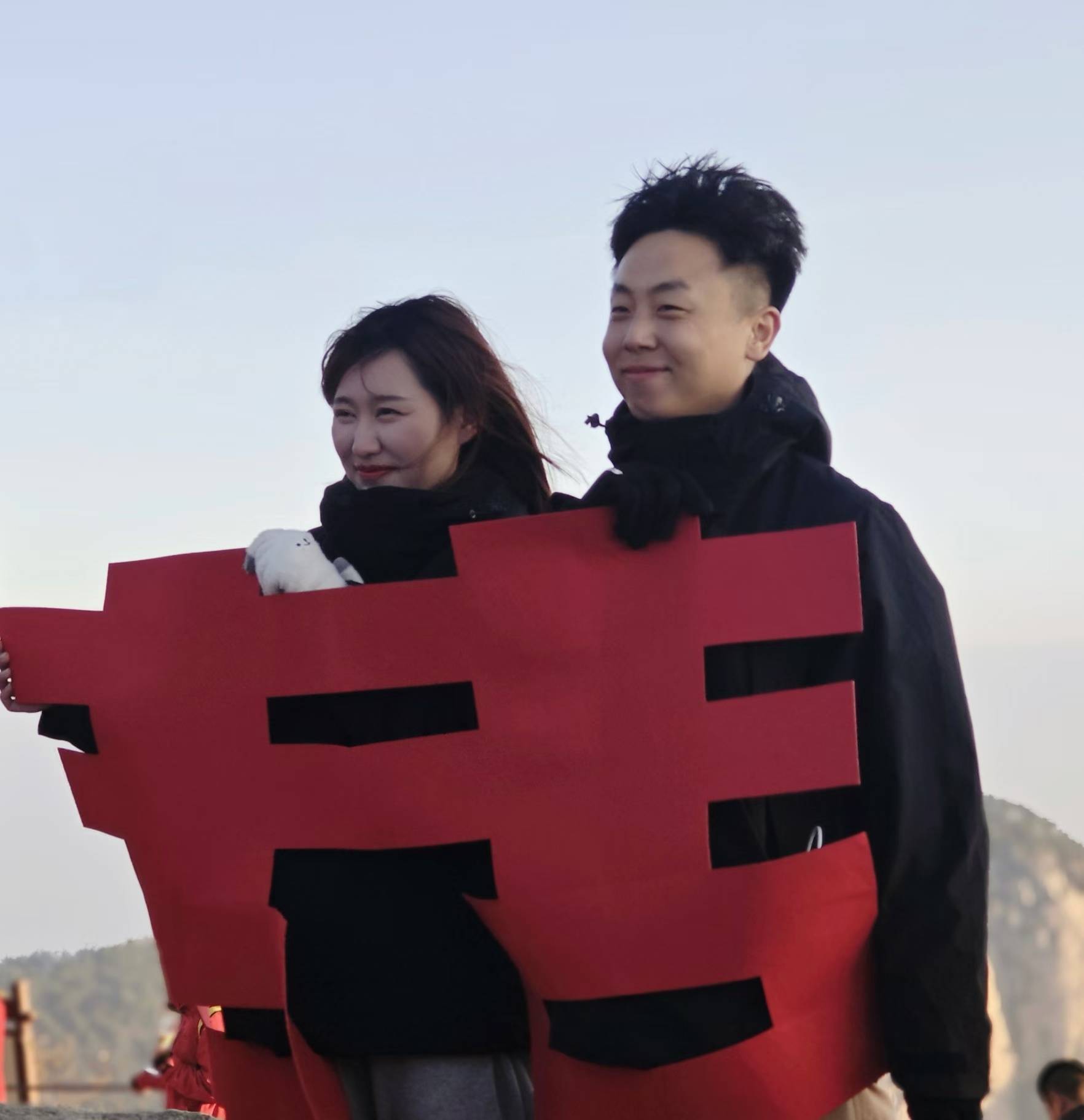 山东小伙在泰山山顶求婚，路人送上高脚杯和酒：普通求婚升华了