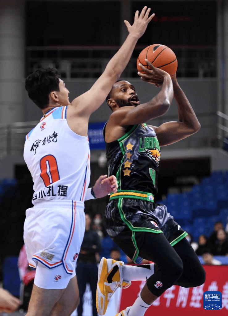 组图：CBA俱乐部杯新疆大胜辽宁 弗格遭严防