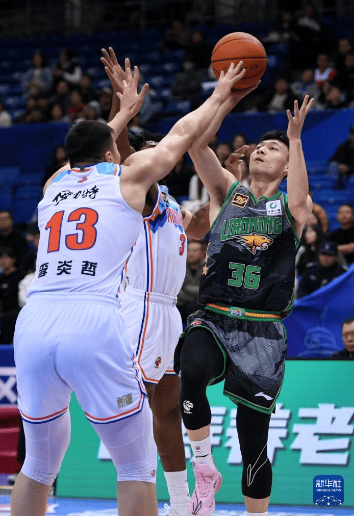 组图：CBA俱乐部杯新疆大胜辽宁 弗格遭严防