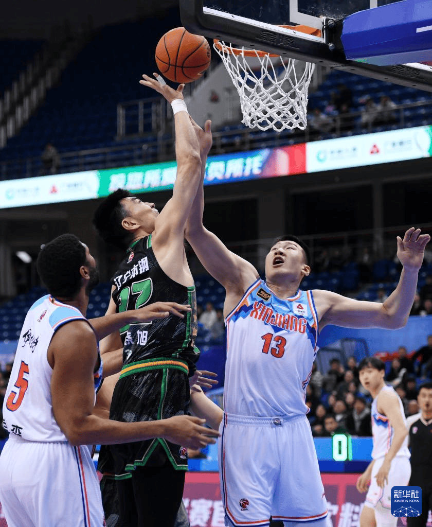 组图：CBA俱乐部杯新疆大胜辽宁 弗格遭严防