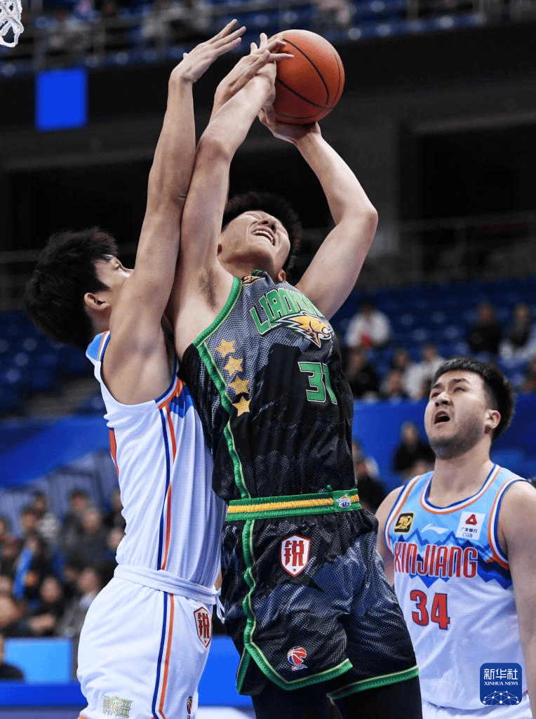 组图：CBA俱乐部杯新疆大胜辽宁 弗格遭严防