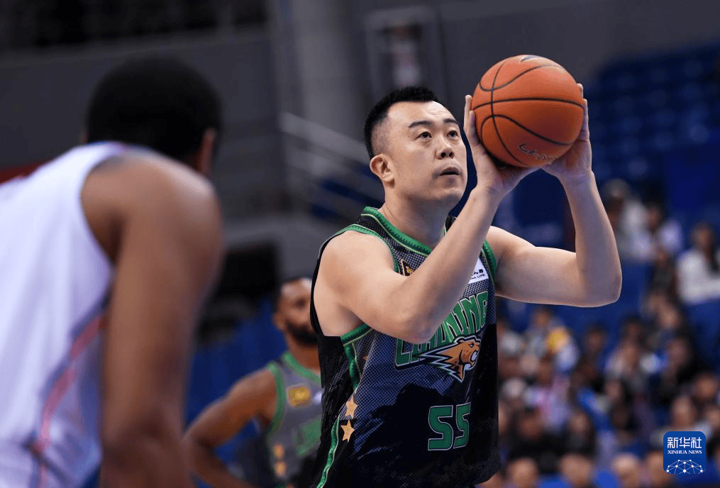 组图：CBA俱乐部杯新疆大胜辽宁 弗格遭严防