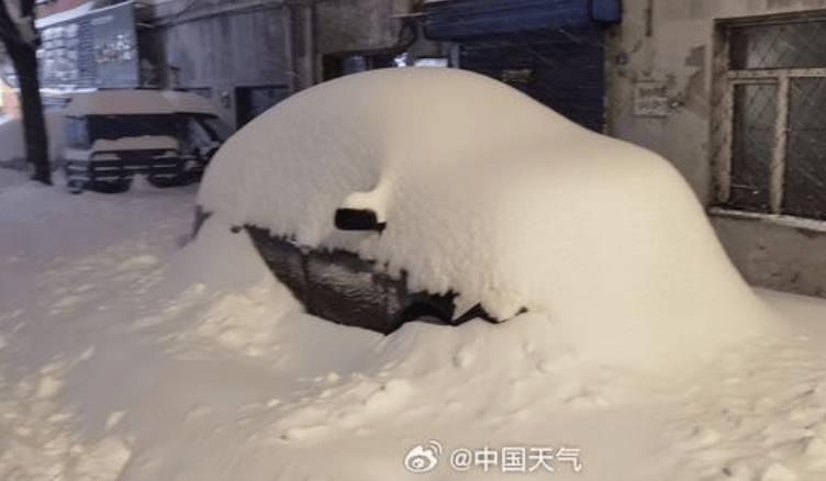 鹤岗暴雪过后,车主开启挖宝寻车模式