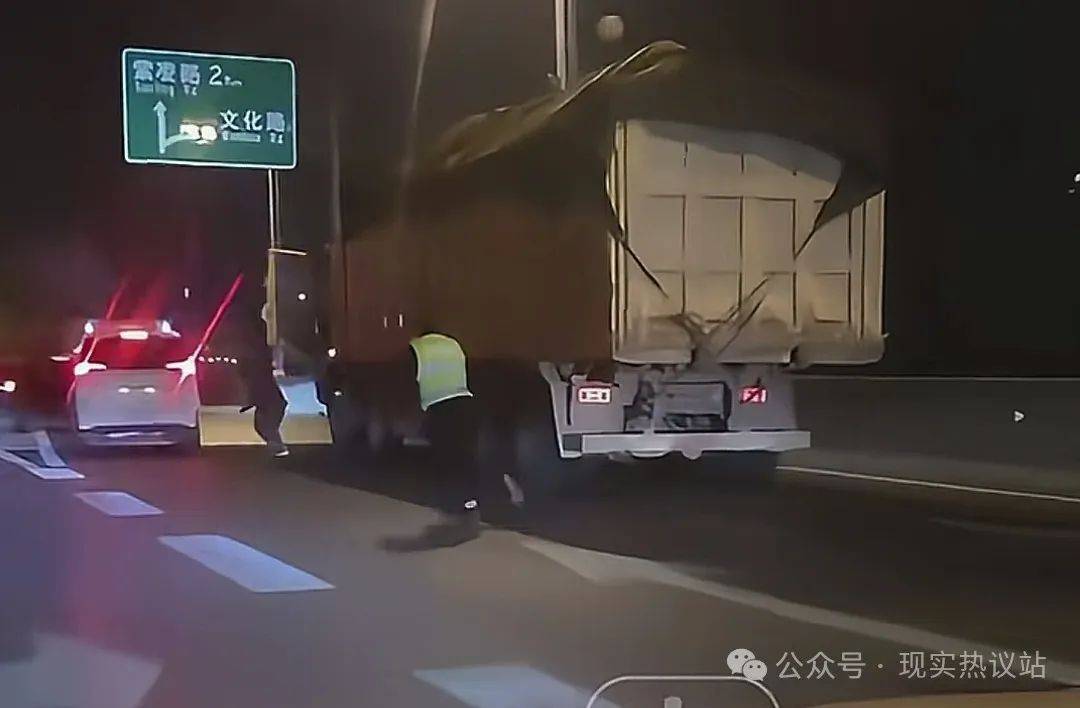 悲剧!郑州货车司机面对执法,绝望跳桥生命在十秒内消逝