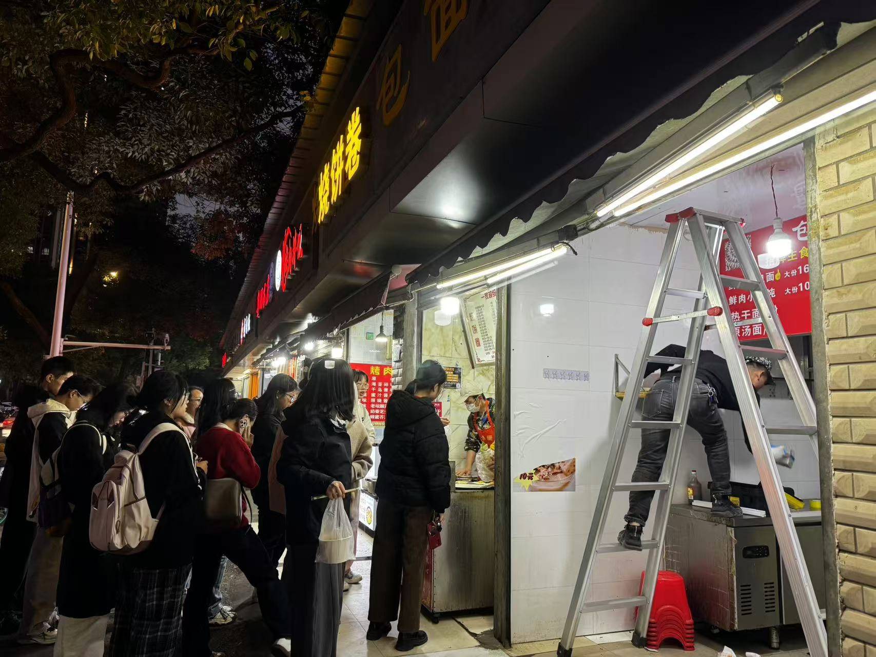 小伙租下门面后问路人“该干点啥好”,收获上百条留言,最后决定做红油包子