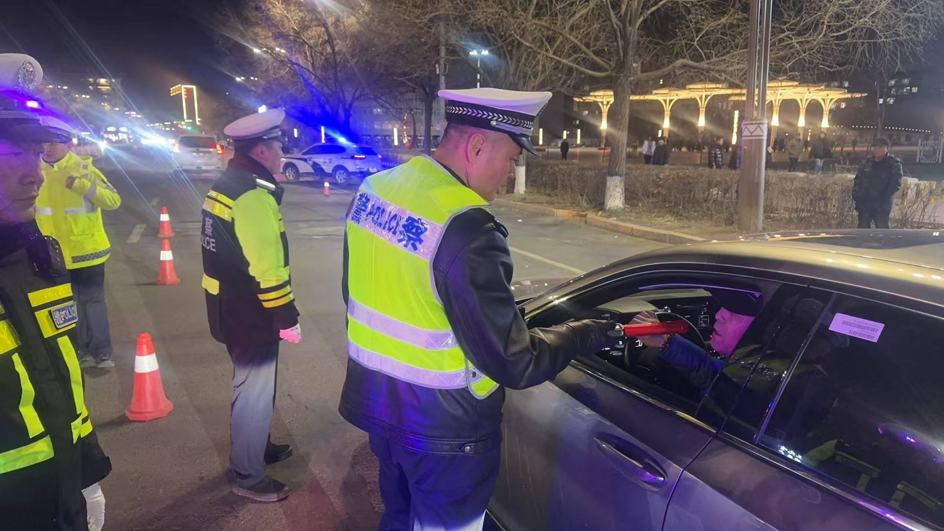 黑龙江省绥化市公安局交警支队肇东大队开展冬季酒驾夜查行动