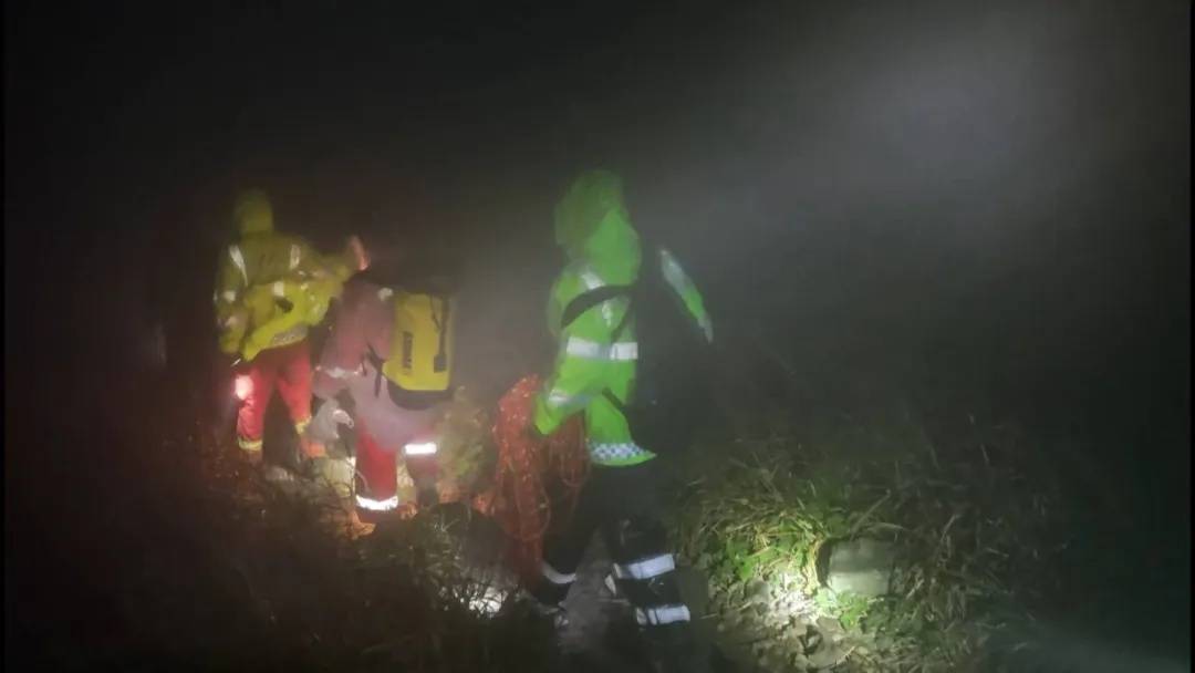 惊险！南宁4名大学生相约爬山，被困悬崖边十多个小时