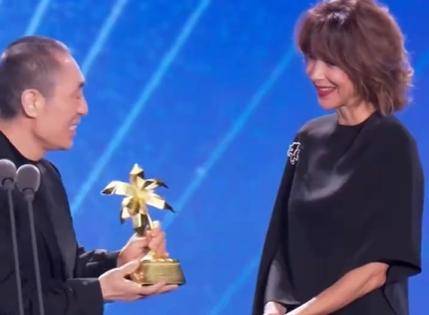 苏菲·玛索为张艺谋颁奖 张艺谋:她是我心中的女神