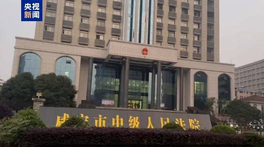 今日宣判!押送李铁的警车已进入法院