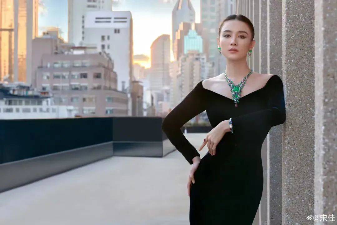 热搜第一！宋佳被曝已领证结婚，男方系青年导演王伟