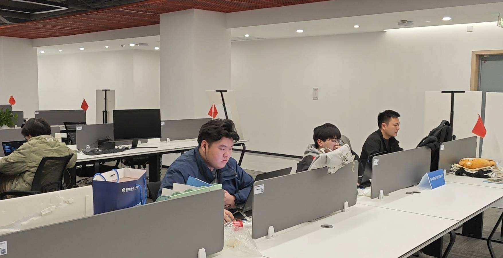 武汉出现“共享工位”,211、985创始人最低月租100元,还可获项目PPT指导