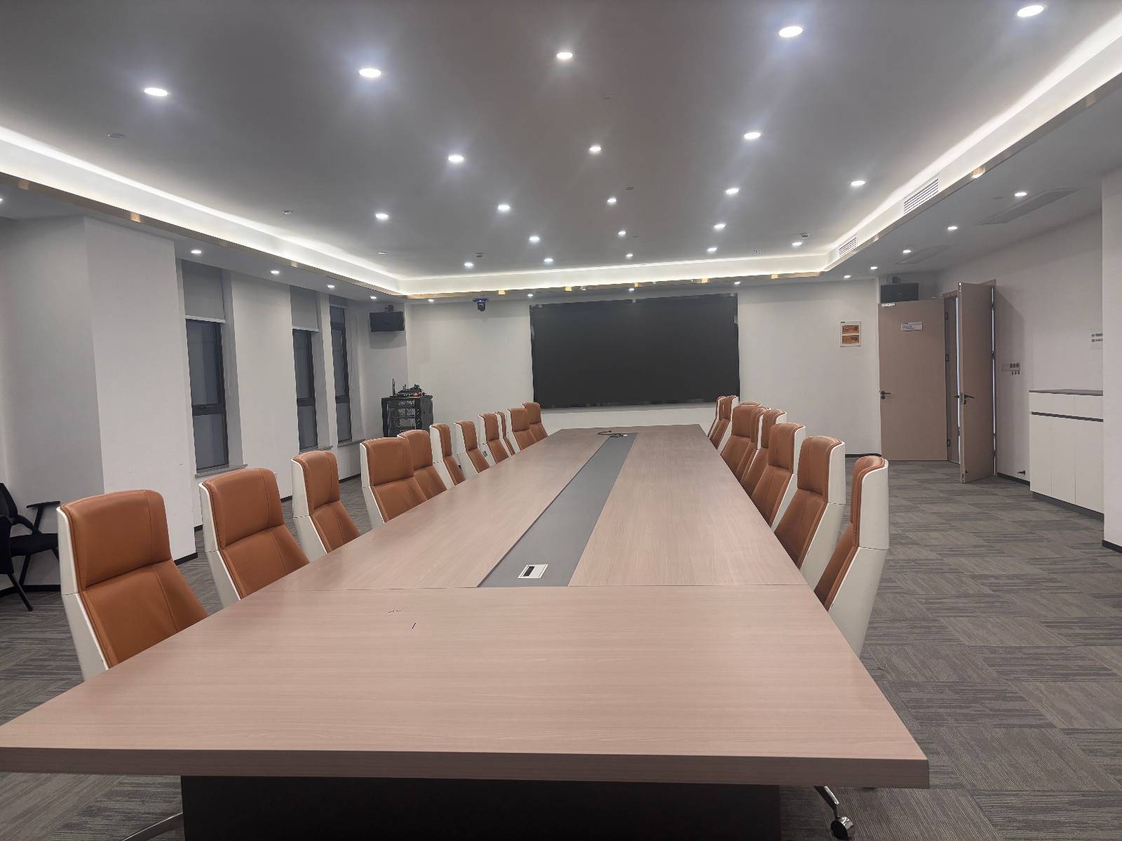 武汉出现“共享工位”,211、985创始人最低月租100元,还可获项目PPT指导