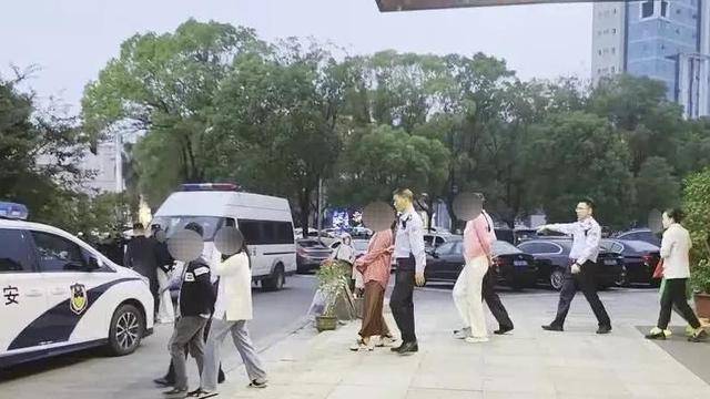 江西青原警方捣毁一个卖淫团伙，抓获涉案人员30人，10人涉嫌组织卖淫罪被刑拘