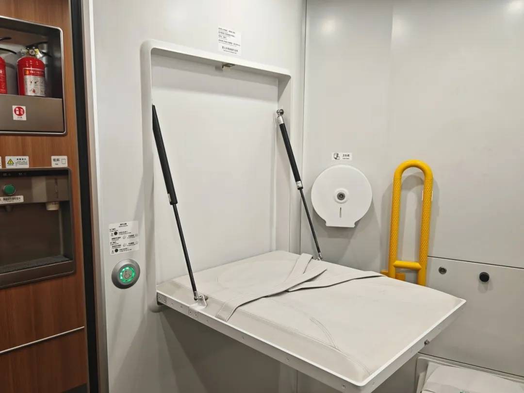 三胞胎坐高铁“买挂票”走红!家长带娃出行该如何购票?