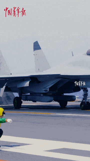 歼-15DH首次上舰！“山东”舰展示全甲板攻击，连续放飞24架？
