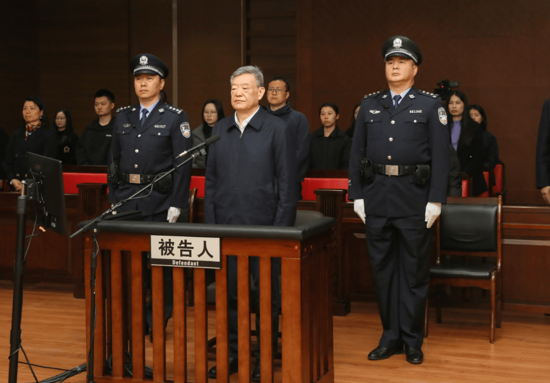 受贿数额特别巨大，犯罪情节特别严重，社会影响特别恶劣，并使国家和人民利益遭受特别重大损失！李金柱被判死缓