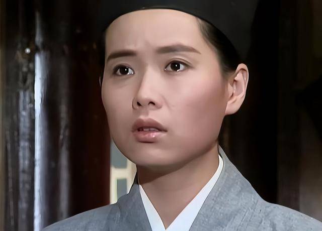 曝61岁叶童香港行生图,身材干瘪脸上画大浓妆,多人追着索要签名