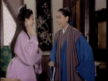 曝61岁叶童香港行生图,身材干瘪脸上画大浓妆,多人追着索要签名