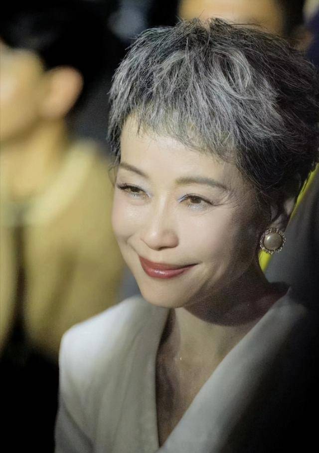 曝61岁叶童香港行生图,身材干瘪脸上画大浓妆,多人追着索要签名