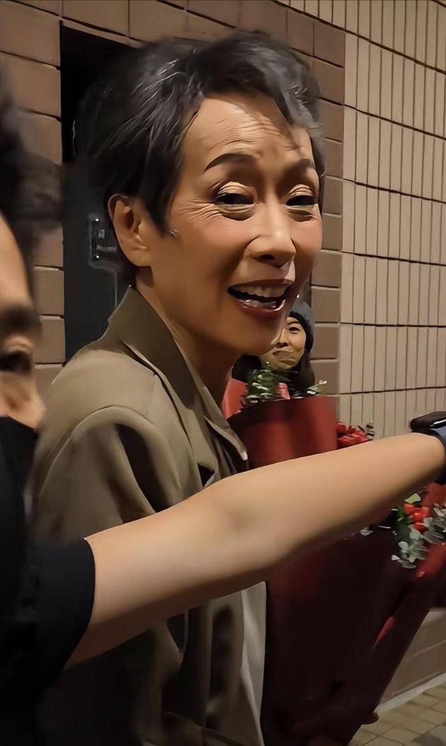 曝61岁叶童香港行生图,身材干瘪脸上画大浓妆,多人追着索要签名