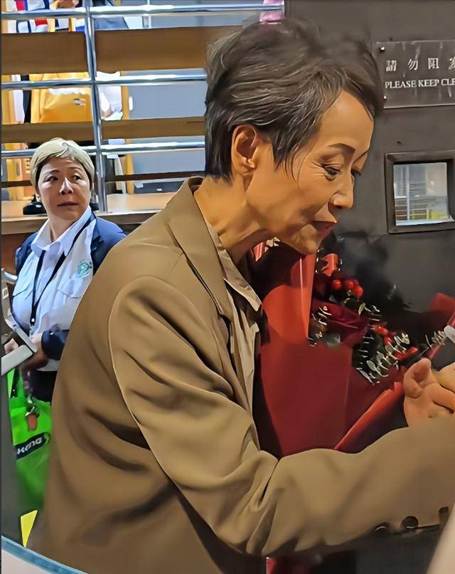 曝61岁叶童香港行生图,身材干瘪脸上画大浓妆,多人追着索要签名