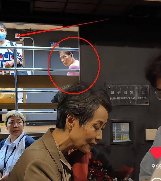 曝61岁叶童香港行生图,身材干瘪脸上画大浓妆,多人追着索要签名