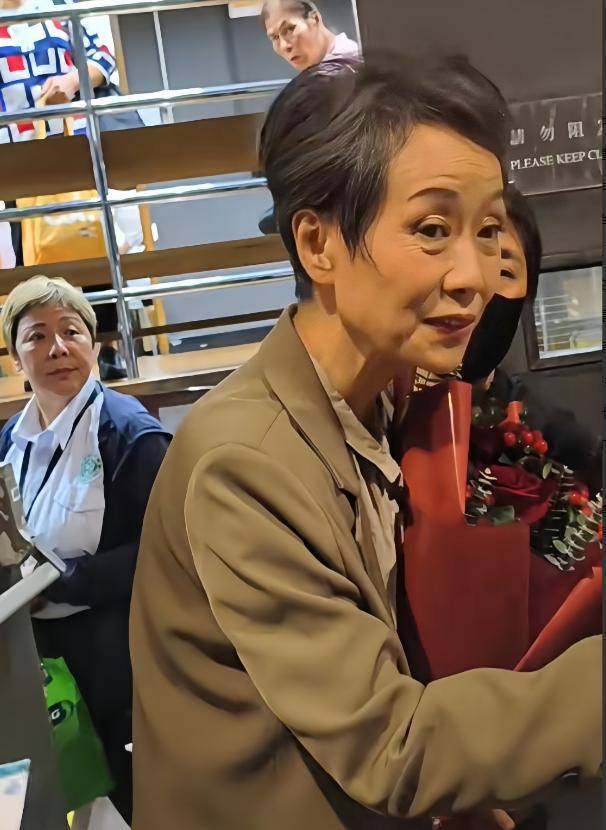 曝61岁叶童香港行生图,身材干瘪脸上画大浓妆,多人追着索要签名